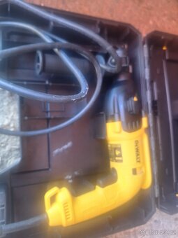 Vrtací a bourací kladivo devalt - 2