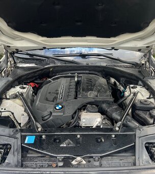 BMW 5 - F10 / F11 černá, bílá, modrá - 2