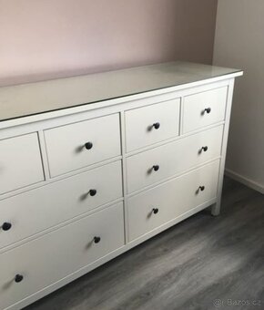 KOMODA IKEA HEMNES V LESKU S OCHRANNÝM SKLEM - 2