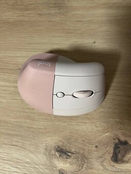 Logitech Lift Vertical Ergonomic Mouse – růžová - 2