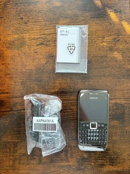 Nokia E71 - jednoduchý retro telefon - 2