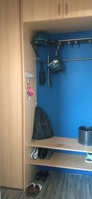 Vestavěná skříň + dvě skříňky a police na boty - 2