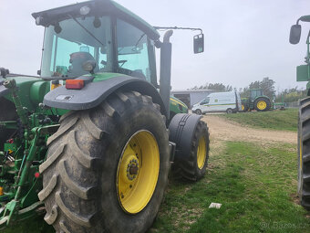 Kolový traktor John Deere 8330 - 2
