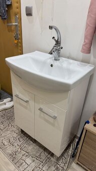 Umyvadlová skříňka s baterií - 2