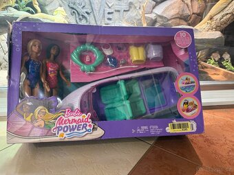 Dvě panenky Barbie s motorovým člunem - 2