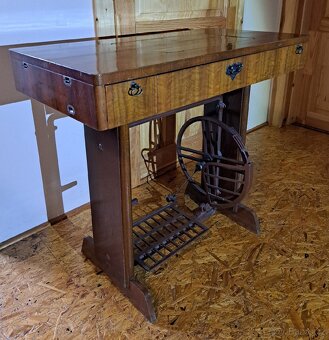 Stolek od šicího stroje LADA - 2