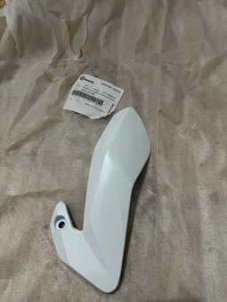 Benelli bn 125 - kryt výfuku a plast ke světlu NOVÉ - 2