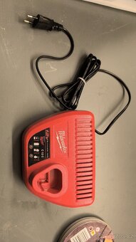 Nabíječka milwaukee M12 - 2
