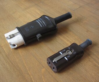 Retro zástrčky bakelit 220V - 2