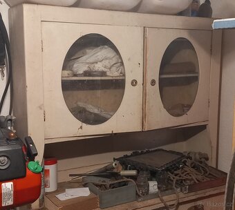 Prodám staré kredence k renovaci - 2