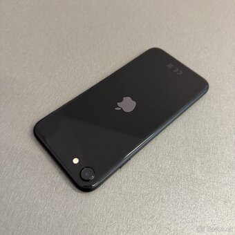 iPhone SE 2020 64GB, pěkný stav, 12 měsíců záruka - 2
