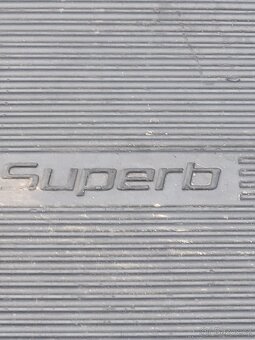 Gumová rohož do kufru Škoda superb 2 - Kombi - 2