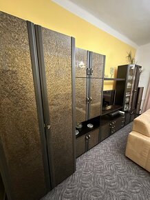 🛋️ Nabízím k prodeji: Starší černo-hnědá obývací stěna - 2