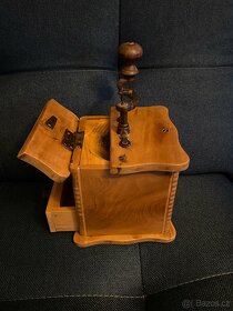 Starožitný vykládaný mlýnek na kávu - 2