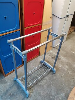 Stojan na oblečení na kolečkách - 2