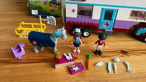 LEGO Friends 41125 Veterinářský přívěs s koněm - 2
