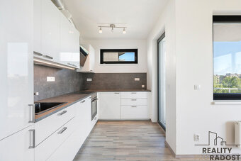 Pronájem bytu 2+kk 66 m², OV, Praha 9 – Vysočany - 2