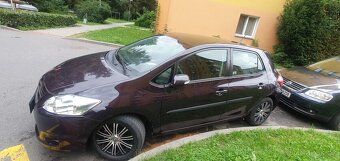 Toyota Auris 1.6 benzín – 106 000 km, 2. majitel, zimní sada - 2