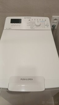 Vrchem plněná pračka Indesit - 2