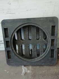 Nové kanalizační víko z lisovaného plastu. - 2