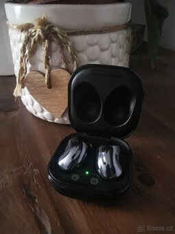 bezdrátová sluchátka Samsung Galaxy Buds Live - 2