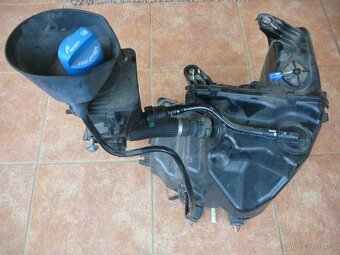 VW CADDY + CADDY MAXI - 2015-2021 - NÁDOBA ADBLUE 2K5131877B - 2