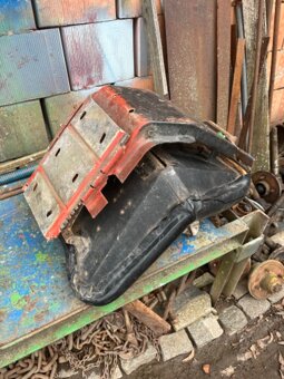 Prodám mechanicky odpruženou sedačku na ZETOR, DESTA-500,- - 2