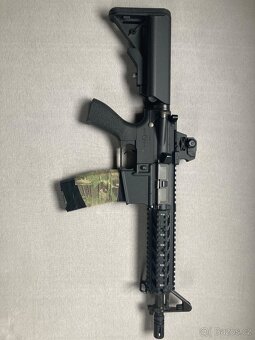 Prodám Airsoft zbraň CM16 (m4) s nabíječkou a akumulátorem - 2