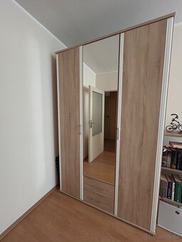 Třídveřová skříň se zrcadlem - 2