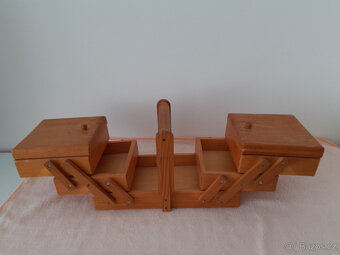 Stará dřevěná skříňka na šitíčko - 2