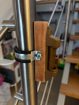 dětská zábrana na schody (hnědá barva) - 2