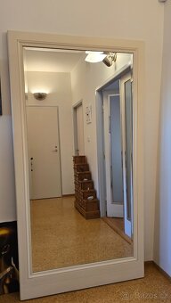 Velké zrcadlo se zabudovanými kolečky pro snadnou manipulaci - 2