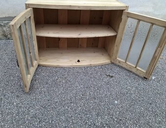 SKŘÍNKA NA ZEĎ PO RENOVACI - 2