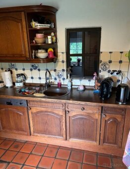 Tmavá rustikální kuchyně se spotřebiči,4772 - 2