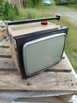 Retro exponát přenosná televize Tesla camping 28 - 2