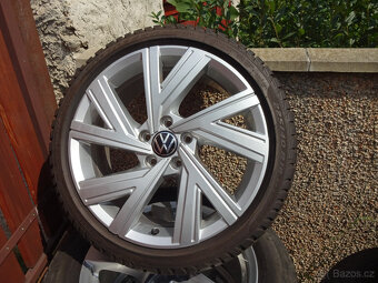 Golf (octavia III) - zánovní zimní alu kola Bergamo 18" ET5 - 2