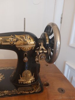 Starožitný šicí stroj Singer - 2