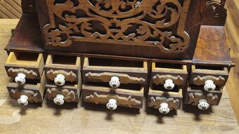 Dřevěná, zdobená skříňka . - 2