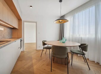 Jídelní stůl masiv, průměr 140cm - 2