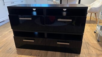 Křiňky pod TV - 2