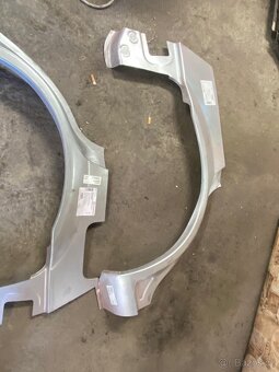 Prodám blatniky a lemy , mazda 323 BJ - 2
