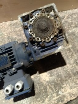Elektro motor s převodovkou - 2