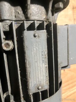 Prodám Elektromotor s převodovkou - 2