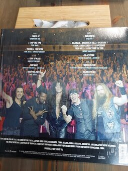 GENERATION AXE - THE GUITARS THAT DESTROYED THE WORLD -COLOR - 2