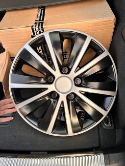 Poklice na audi a4 - 2