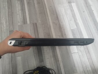 Notebook značky Toshiba - 2