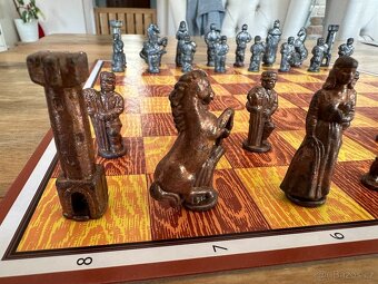 Prodám kovové figurky na šachy 32 ks - 2