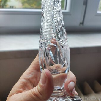 menší broušena váza na jeden květ - 2