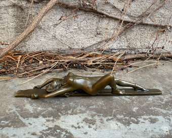 Bronzová socha nahá dívka erotické těžítko akt - 2