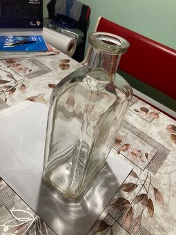 Starožitnou skleněnou láhev - 2